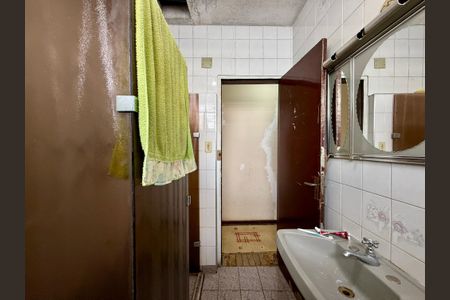 Casa à venda com 170m², 4 quartos e 2 vagas Casa à venda com 170m², 4 quartos e 2 vagasBanheiro Social