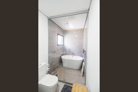 Casa de condomínio para alugar com 618m², 4 quartos e 6 vagas Casa de condomínio para alugar com 618m², 4 quartos e 6 vagasBanheiro da Suíte