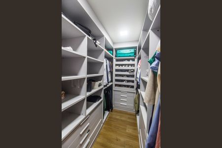 Casa de condomínio para alugar com 618m², 4 quartos e 6 vagas Casa de condomínio para alugar com 618m², 4 quartos e 6 vagasCloset da suíte