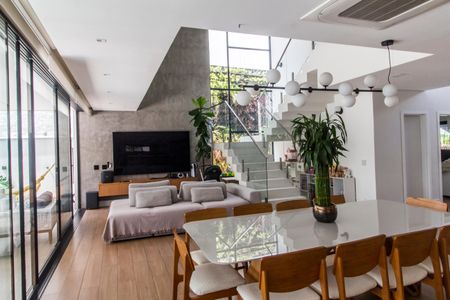 Casa de condomínio para alugar com 618m², 4 quartos e 6 vagas Casa de condomínio para alugar com 618m², 4 quartos e 6 vagasSala