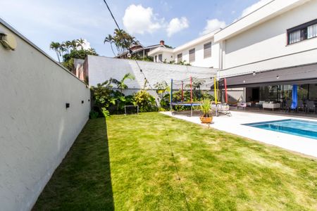 Casa de condomínio para alugar com 618m², 4 quartos e 6 vagas Casa de condomínio para alugar com 618m², 4 quartos e 6 vagasQuintal