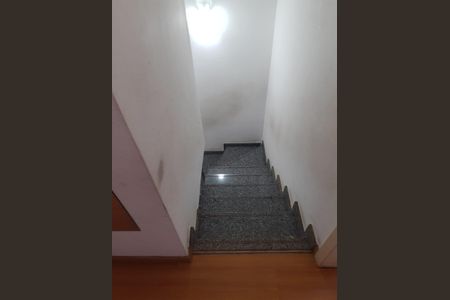 Casa de condomínio à venda com 70m², 2 quartos e 1 vagaEscada