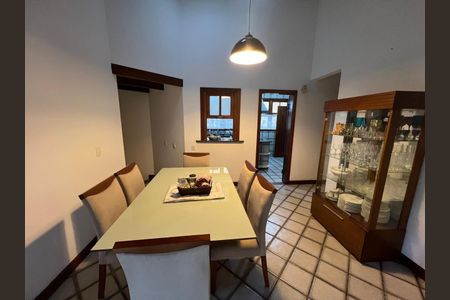 Casa à venda com 4 quartos, 537m² em Itacoatiara, Niterói