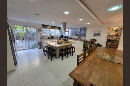 Casa à venda com 5 quartos, 350m² em Itacoatiara, Niterói