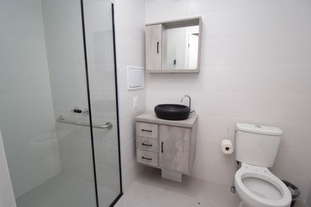 Banheiro de kitnet/studio para alugar com 1 quarto, 23m² em Vila Primavera, São Paulo
