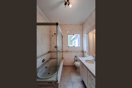 Casa à venda com 201m², 2 quartos e 2 vagasBanheiro da Suíte 2