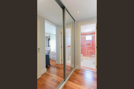 Apartamento à venda com 250m², 4 quartos e 4 vagasCloset da suíte 2