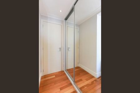 Apartamento à venda com 250m², 4 quartos e 4 vagasCloset da suíte 2