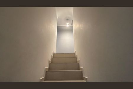 Casa à venda com 160m², 3 quartos e 4 vagasEscada