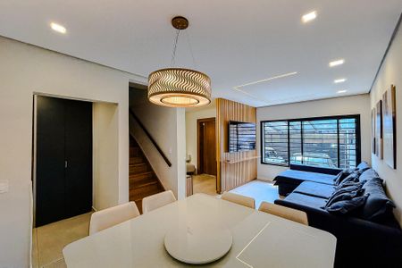 Casa à venda com 320m², 4 quartos e 2 vagas Casa à venda com 320m², 4 quartos e 2 vagasSala