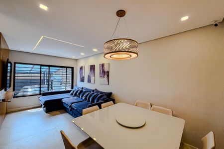 Casa à venda com 320m², 4 quartos e 2 vagas Casa à venda com 320m², 4 quartos e 2 vagasSala