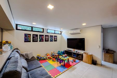 Casa à venda com 320m², 4 quartos e 2 vagas Casa à venda com 320m², 4 quartos e 2 vagasSala de TV