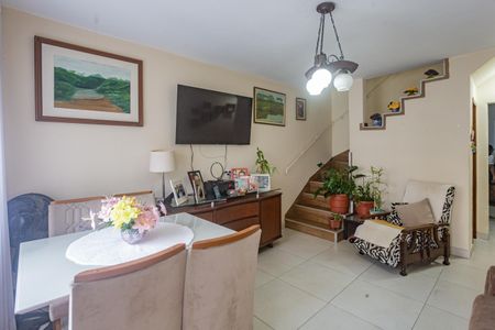 Casa à venda com 107m², 3 quartos e 2 vagasSala