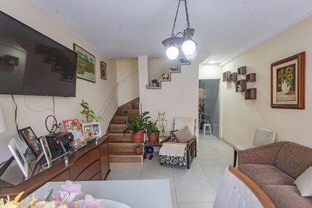Casa à venda com 107m², 3 quartos e 2 vagasSala