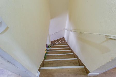 Casa à venda com 107m², 3 quartos e 2 vagasEscada