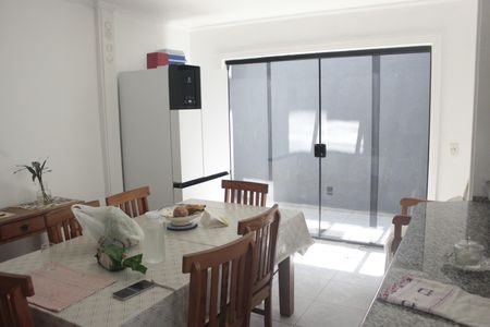 Casa para alugar com 250m², 3 quartos e 8 vagasCozinha 