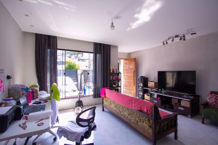 Sala de casa de condomínio para alugar com 3 quartos, 150m² em Arsenal, São Gonçalo