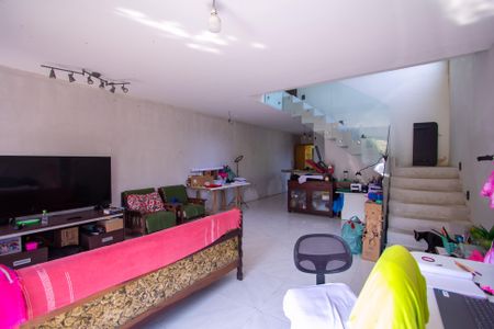 Sala de casa de condomínio para alugar com 3 quartos, 150m² em Arsenal, São Gonçalo