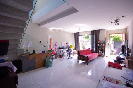 Sala de casa de condomínio para alugar com 3 quartos, 150m² em Arsenal, São Gonçalo