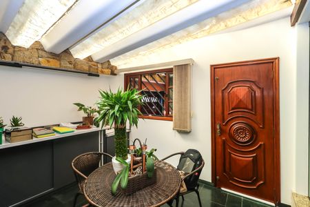 Casa à venda com 234m², 3 quartos e 4 vagas Casa à venda com 234m², 3 quartos e 4 vagasEscritório