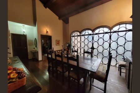 Casa à venda com 4 quartos, 230m² em Santa Lúcia, Belo Horizonte