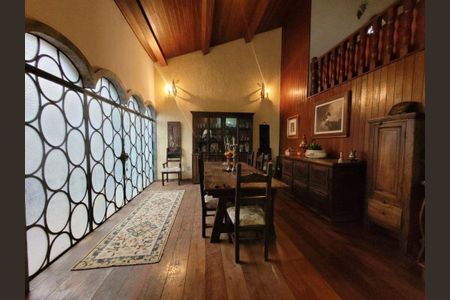 Casa à venda com 4 quartos, 230m² em Santa Lúcia, Belo Horizonte