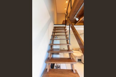 Apartamento à venda com 60m², 1 quarto e 1 vagaEscada