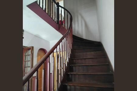 Casa para alugar com 200m², 5 quartos e sem vagaEscada