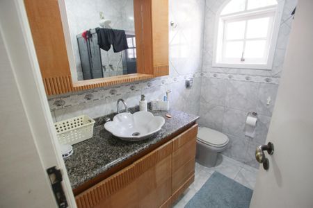 Casa para alugar com 376m², 5 quartos e 4 vagasBanheiro Social