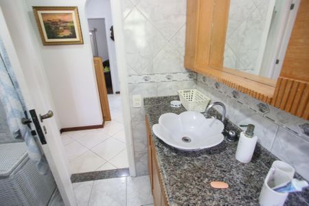 Casa para alugar com 376m², 5 quartos e 4 vagasBanheiro Social