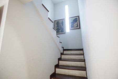Casa para alugar com 376m², 5 quartos e 4 vagasEscada