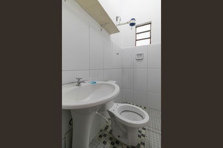 Banheiro de casa para alugar com 1 quarto, 20m² em Conjunto Residencial José Bonifácio, São Paulo