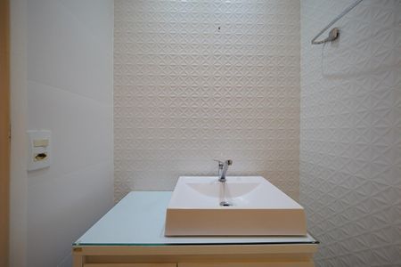 Banheiro de apartamento para alugar com 2 quartos, 54m² em Kobrasol, São José