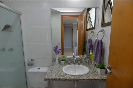 Apartamento à venda com 180m², 4 quartos e 2 vagas Apartamento à venda com 180m², 4 quartos e 2 vagasBanheiro 2