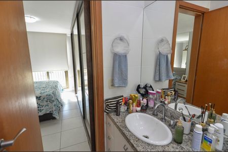 Apartamento à venda com 180m², 4 quartos e 2 vagas Apartamento à venda com 180m², 4 quartos e 2 vagasBanheiro da Suíte