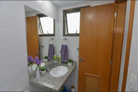 Apartamento à venda com 180m², 4 quartos e 2 vagas Apartamento à venda com 180m², 4 quartos e 2 vagasBanheiro 2