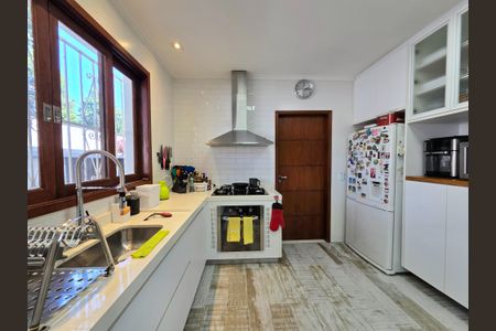 Casa à venda com 270m², 3 quartos e 2 vagas Casa à venda com 270m², 3 quartos e 2 vagasCozinha