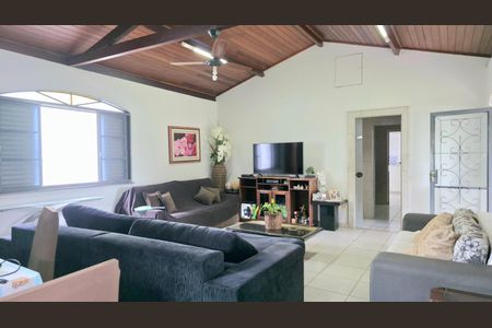 Casa à venda com 110m², 2 quartos e 12 vagas