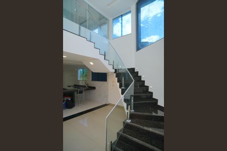 Casa de condomínio para alugar com 289m², 3 quartos e 3 vagasEscada