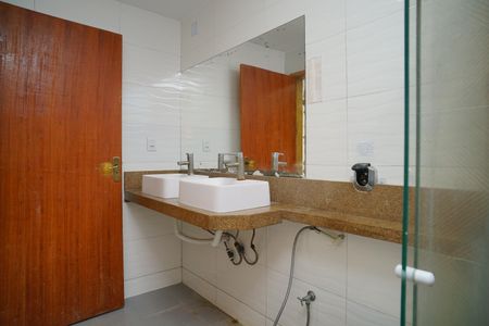 Casa de condomínio para alugar com 289m², 3 quartos e 3 vagasBanheiro do Quarto 1