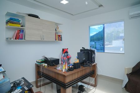 Casa de condomínio para alugar com 289m², 3 quartos e 3 vagasEscritório