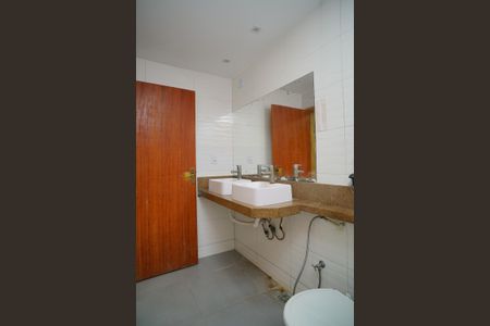 Casa de condomínio para alugar com 289m², 3 quartos e 3 vagasBanheiro do Quarto 1