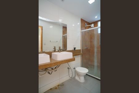 Casa de condomínio para alugar com 289m², 3 quartos e 3 vagasBanheiro do Quarto 1