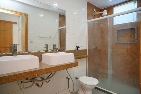 Casa de condomínio para alugar com 289m², 3 quartos e 3 vagasBanheiro do Quarto 1