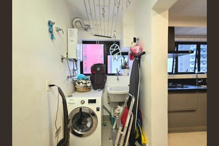 Apartamento à venda com 98m², 3 quartos e 2 vagas Apartamento à venda com 98m², 3 quartos e 2 vagasÁrea de Serviço