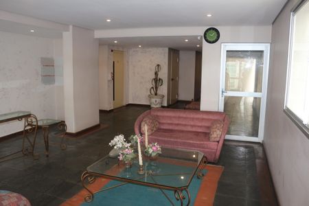 Apartamento para alugar com 65m², 2 quartos e 2 vagasHall social