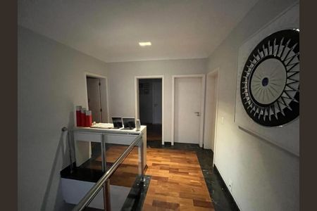 Casa de condomínio à venda com 705m², 4 quartos e 8 vagasCORREDOR INTERNO