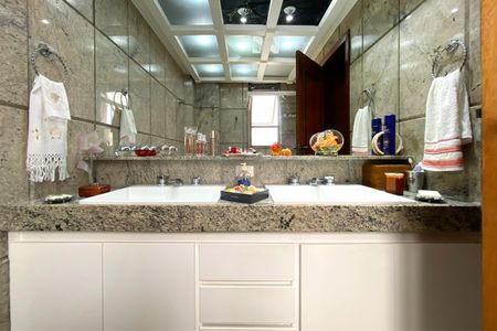 Apartamento para alugar com 338m², 5 quartos e 3 vagas Apartamento para alugar com 338m², 5 quartos e 3 vagasBanheiro da Suíte 1