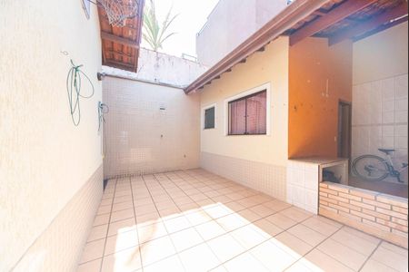 Casa à venda com 300m², 3 quartos e 4 vagas Casa à venda com 300m², 3 quartos e 4 vagasQuintal