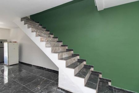 Casa para alugar com 180m², 4 quartos e 2 vagas Casa para alugar com 180m², 4 quartos e 2 vagasEscada
